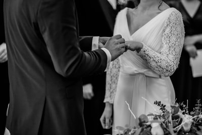 婚礼上男人将戒指插入女人体内的灰度照片